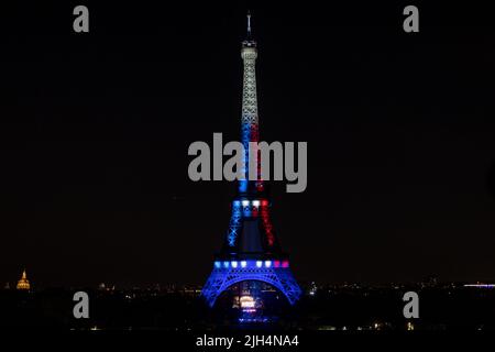 Paris, France. 14th juillet 2022. La Tour Eiffel est illuminée dans le cadre des célébrations de la Bastille à Paris, France, 14 juillet 2022. Crédit: Aurélien Morissard/Xinhua/Alay Live News Banque D'Images