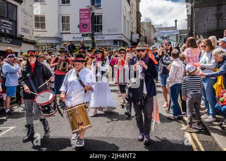 La bande Raffidy Dumiz dans le cadre des célébrations du défilé de la journée Mazey dans le cadre du festival Golowan à Penzance, en Cornouailles, au Royaume-Uni. Banque D'Images