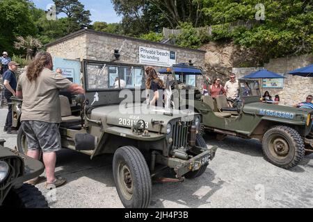 Un Jeeps de Willys stationné sur la plage de Polgwidden Cove pour la journée militaire annuelle aux jardins de Trebah, en Cornouailles, au Royaume-Uni. Banque D'Images