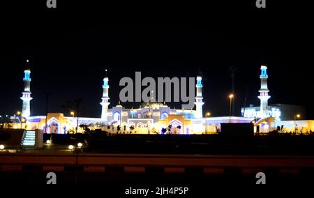 Scène nocturne d'une grande mosquée au Caire Egypte avec de multiples dômes et minarets pleins de lumières colorées, les musulmans exécutent leurs cinq prières du jour Banque D'Images