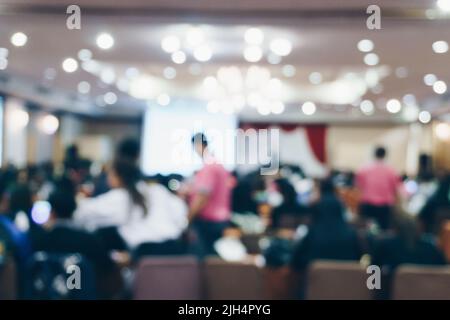 Groupe de personnes en arrière-plan flou dans la salle d'hôtel de conférence avec moniteur Banque D'Images