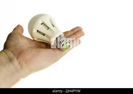 ampoule à la main. L'ampoule LED repose dans la main d'un homme. Arrière-plan blanc Banque D'Images