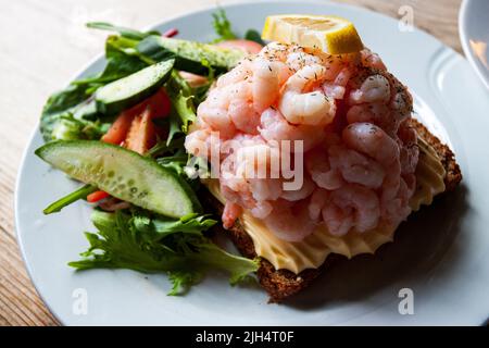 Gros plan sur le délicieux sandwich de petites crevettes de l'atlantique. Oslo, Ostlandet. Norvège Banque D'Images