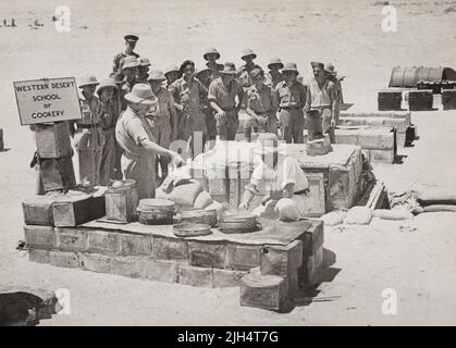 Des soldats britanniques et australiens sont formés pour préparer de la nourriture sur des cuisinières à bois à l'école de cuisine du désert de l'Ouest, où les cuisiniers de l'armée ont été formés à l'improvisation et à la manière de faire pleinement usage des rations sur le terrain. Les fours sont fabriqués à partir de boîtes à essence et de fûts d'huile. Banque D'Images