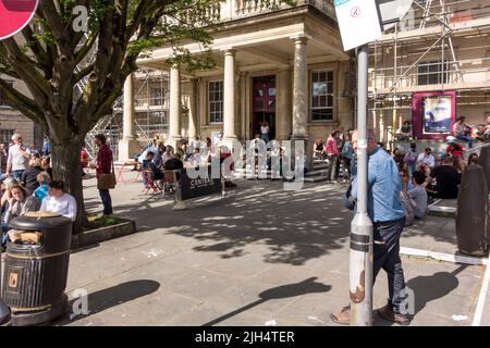Les personnes qui apprécient la journée ensoleillée devant les salles d'abonnement, Stroud, Gloucestershire, Royaume-Uni Banque D'Images
