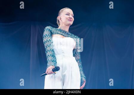 La popstar norvégienne Astrid S se présente en direct chez elle en Norvège en juillet 2022 Banque D'Images