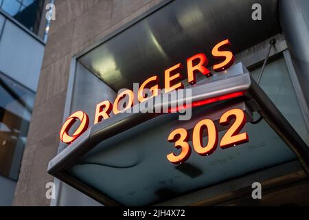 Toronto, Canada. 13th juillet 2022. Un panneau Rogers Communications vu devant l'un de leurs bureaux du centre-ville. Une semaine après que l'interruption du réseau national de Rogers ait affecté le service cellulaire et Internet de millions de Canadiens au 8 juillet 2022, l'entreprise continue de faire face à des réactions de colère après avoir promis un remboursement de cinq jours pour les clients à titre d'indemnisation. Crédit : SOPA Images Limited/Alamy Live News Banque D'Images