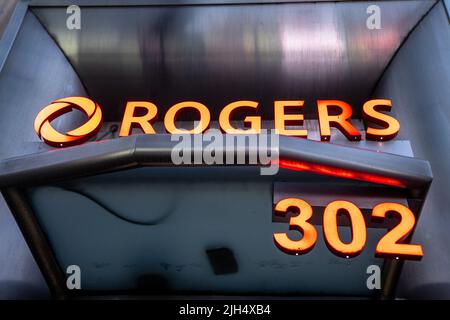 Toronto, Canada. 13th juillet 2022. Un panneau Rogers Communications vu devant l'un de leurs bureaux du centre-ville. Une semaine après que l'interruption du réseau national de Rogers ait affecté le service cellulaire et Internet de millions de Canadiens au 8 juillet 2022, l'entreprise continue de faire face à des réactions de colère après avoir promis un remboursement de cinq jours pour les clients à titre d'indemnisation. (Photo de Katherine Cheng/SOPA Images/Sipa USA) crédit: SIPA USA/Alay Live News Banque D'Images