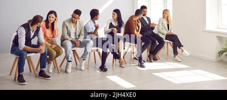 Groupe diversifié d'étudiants adultes ayant des conversations dans un club anglophone Banque D'Images