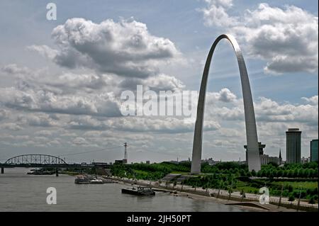 Point de repère Gateway Arch sur les rives du Mississippi, St. Louis, Missouri, États-Unis d'Amérique Banque D'Images