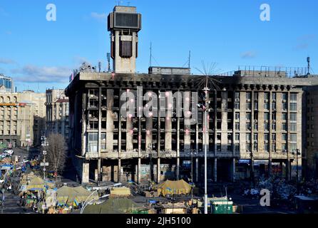 Kiev, Ukraine. 25th janvier 2014. Vue d'un bâtiment incendié des syndicats pendant la Révolution de la dignité. Manifestations antigouvernementales massives dans le centre de Kiev au cours des derniers jours des barricades de la révolution Euromaidan de 2014. (Photo par Aleksandr Gusev/SOPA Images/Sipa USA) crédit: SIPA USA/Alay Live News Banque D'Images