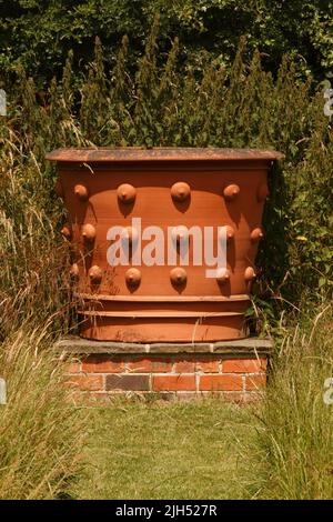 Poterie de Whichford, Warwickshire. ROYAUME-UNI. Maison de pots en terre cuite jetés à la main ou pressés à la main Banque D'Images