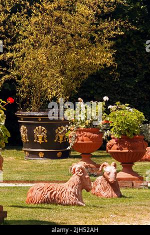 Poterie de Whichford, Warwickshire. ROYAUME-UNI. Maison de pots en terre cuite jetés à la main ou pressés à la main Banque D'Images