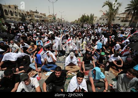 Bagdad, Irak. 15th juillet 2022. Des milliers de partisans du religieux chiite irakien Muqtada al-Sadr, dirigeant du mouvement Sadrist, se rassemblent dans les rues pour effectuer la prière hebdomadaire du vendredi musulman sur l'appel de leur chef. Credit: Ameer Al-Mohammadawi/dpa/Alamy Live News Banque D'Images