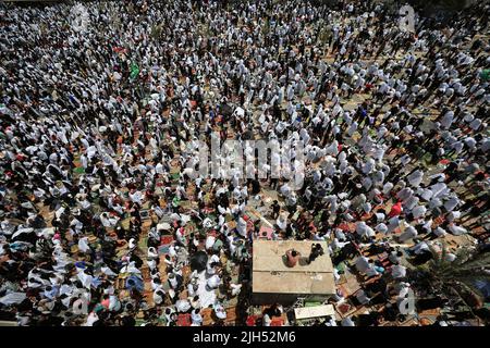 Bagdad, Irak. 15th juillet 2022. Des milliers de partisans du religieux chiite irakien Muqtada al-Sadr, dirigeant du mouvement Sadrist, se rassemblent dans les rues pour effectuer la prière hebdomadaire du vendredi musulman sur l'appel de leur chef. Credit: Ameer Al-Mohammadawi/dpa/Alamy Live News Banque D'Images