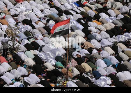 Bagdad, Irak. 15th juillet 2022. Des milliers de partisans du religieux chiite irakien Muqtada al-Sadr, dirigeant du mouvement Sadrist, se rassemblent dans les rues pour effectuer la prière hebdomadaire du vendredi musulman sur l'appel de leur chef. Credit: Ameer Al-Mohammadawi/dpa/Alamy Live News Banque D'Images