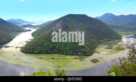 Le lac Skadar est le plus grand lac de la péninsule des Balkans. Le lac est situé à la frontière entre l'Albanie et le Monténégro, Banque D'Images