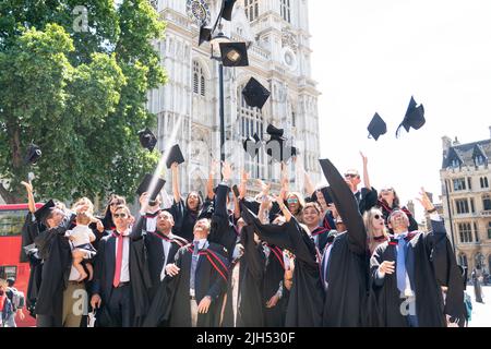 Les diplômés de la London Business School célèbrent leur cérémonie de remise des diplômes dans le centre de Londres, alors que le met Office émet un avertissement de chaleur extrême rouge pour certaines régions d'Angleterre au début de la semaine prochaine. Date de la photo: Vendredi 15 juillet 2022. Banque D'Images