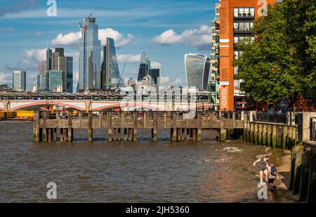 Londres,Angleterre,Royaume-Uni-21 juillet 2019: Une scène en milieu d'été, tandis que les gens pagayez dans la rivière lors d'une chaude journée d'été à la plage de Thames, sur la rive sud à marée haute. Banque D'Images