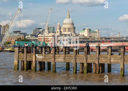 Londres South Bank/England,UK-21 août 2019: Comme un bateau touristique passe, un après-midi d'été glorieux, les gens se tiennent sur le vieux bois historique Banque D'Images