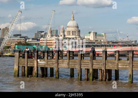 Londres South Bank/England,UK-21 août 2019: Comme un bateau touristique passe, un après-midi d'été glorieux, les gens se tiennent sur le vieux bois historique Banque D'Images