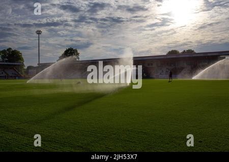 Un système de gicleurs d'eau est en service dans le stade de football avant le match. Banque D'Images