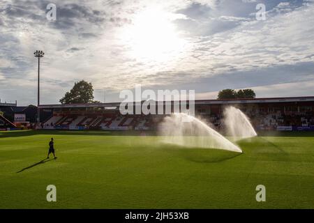 Un système de gicleurs d'eau est en service dans le stade de football avant le match. Banque D'Images