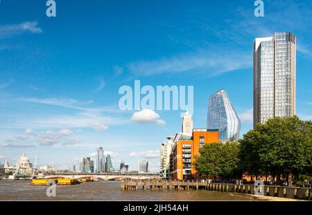 Magnifique scène d'été panoramique, avec la cathédrale Saint-Paul et le pont Blackfriars devant vous, représentant la vie quotidienne sur la célèbre Tamise, à marée pleine, W Banque D'Images