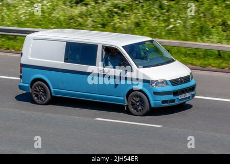 2008 bleu blanc VW Volkswagen 2460cc Diesel Camper van; voyager sur l'autoroute M6, Manchester, Royaume-Uni Banque D'Images