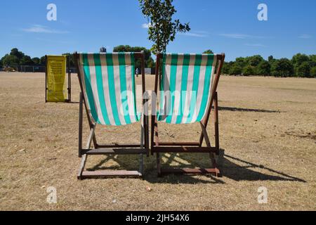 Londres, Royaume-Uni. 15th juillet 2022. Des transats vides sont installés dans un Hyde Park parché alors que les températures continuent d'augmenter et que les visiteurs restent à l'ombre, devant une vague de chaleur extrême prévue au Royaume-Uni. Credit: Vuk Valcic/Alamy Live News Banque D'Images