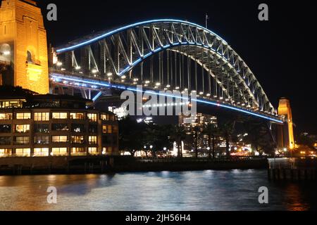 Sydney, Australie. 15th juillet 2022. Après le dernier match de rugby de l'état d'origine joué il y a deux jours entre les États du Queensland et de la Nouvelle-Galles du Sud, Le Sydney Harbour Bridge a été illuminé pendant un court moment, représentant l'équipe gagnante du Queensland, puis est repassé au bleu (photo), la couleur de l'équipe de la Nouvelle-Galles du Sud. Credit: Richard Milnes/Alamy Live News Banque D'Images