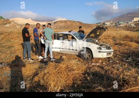 Naplouse, Palestine. 22nd juin 2022. Des hommes palestiniens inspectent une voiture de colons juifs qui sont entrés illégalement dans le tombeau de Joseph et les Palestiniens l'ont abattu, la faisant renverser et blesser deux colons, à l'est de la ville de Naplouse, en Cisjordanie. (Credit image: © Nasser Ishtayeh/SOPA Images via ZUMA Press Wire) Banque D'Images