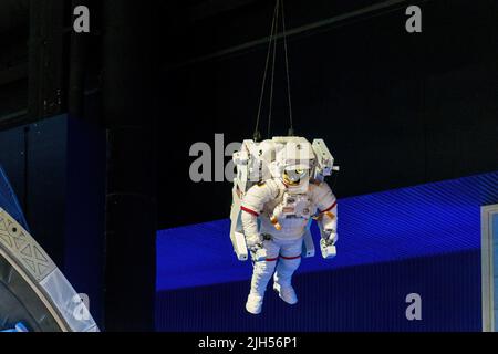 CAP CANAVERAL, FL - AVRIL 27 : modèle d'astronaute dans un costume en EVA suspendu au Centre spatial Kennedy sur 27 avril 2022 à Cape Canaveral, FL. Banque D'Images