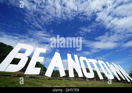 Le panneau géant érigé à Dundee Law renomme la ville de Dundee en Beanotown pour marquer le début du Dundee Bash Street Festival, qui célèbre le patrimoine de la bande dessinée de la ville. Les designers ont tiré leur inspiration du célèbre panneau Hollywood, le panneau est de six mètres de haut sur 38 mètres de long et sera vu de partout dans la ville et de l'autre côté de la Tay pour la durée du festival. Date de la photo: Vendredi 15 juillet 2022. Banque D'Images