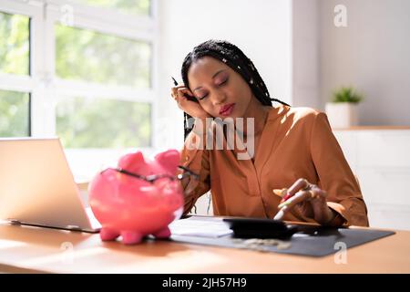 Jeune femme a souligné le calcul de la finance à 24 Banque D'Images