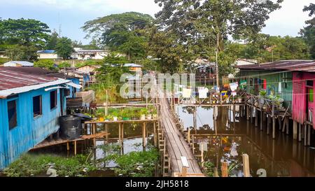 Puerto Narino, Colombie - 13 février 2017 : vue de dessus sur le mauvais logement. Favela bidonvilles des tribus indiennes locales dans les Amazones. Maisons à pilotis construites sur des piles Banque D'Images