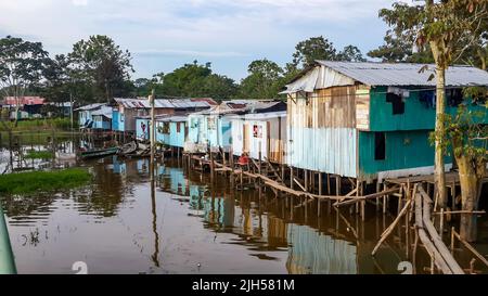 Puerto Narino, Colombie, 13 février 2017 : belles maisons à pilotis construites sur des tas au-dessus de l'eau brune de la rivière Amazone. Favela bidonvilles de la tribu indienne locale Banque D'Images