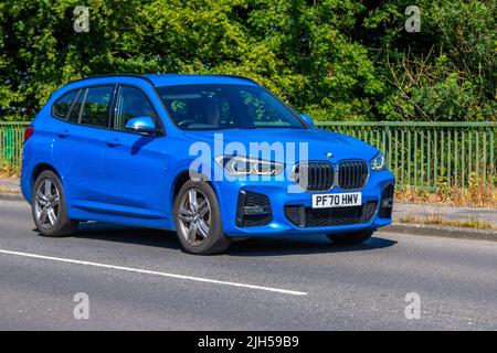 2020 bleu BMW X1 XDRIVE25E M SPORT AUTO XDRIVE 25E Hybrid Electric 1499cc 6 rapports manuels ; sur l'autoroute M6, Manchester, Royaume-Uni Banque D'Images