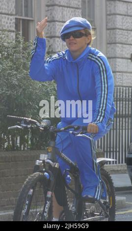 ** EXCLUSIF**IMAGES**VRAI**BLEU** Madonna arrive au centre juif de Kabbale qu'elle a acheté à Londres ce matin. La star qui est arrivée sur son vélo portant un tracksuit bleu vif est arrivée vers 30mins après le mari du réalisateur Guy Ritchie. Madonna est devenue le plus célèbre promoteur de Kabbalah depuis qu'elle l'a reconnu en l'aidant à faire l'album Ray of Light. « Je pense que Kabbalah est très punk rock », a-t-elle dit. « Il vous apprend que vous êtes responsable de tout. Banque D'Images