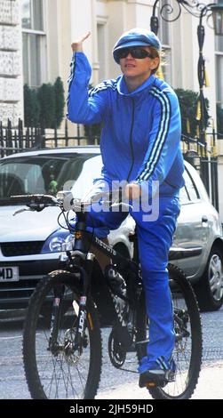 ** EXCLUSIF**IMAGES**VRAI**BLEU** Madonna arrive au centre juif de Kabbale qu'elle a acheté à Londres ce matin. La star qui est arrivée sur son vélo portant un tracksuit bleu vif est arrivée vers 30mins après le mari du réalisateur Guy Ritchie. Madonna est devenue le plus célèbre promoteur de Kabbalah depuis qu'elle l'a reconnu en l'aidant à faire l'album Ray of Light. « Je pense que Kabbalah est très punk rock », a-t-elle dit. « Il vous apprend que vous êtes responsable de tout. Photo de Tony Henshaw Banque D'Images