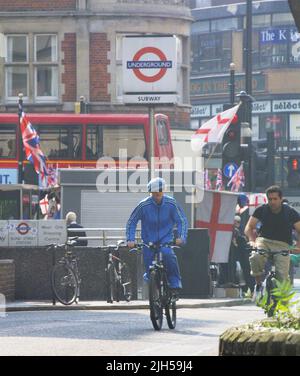 ** EXCLUSIF**IMAGES**VRAI**BLEU** Madonna arrive au centre juif de Kabbale qu'elle a acheté à Londres ce matin. La star qui est arrivée sur son vélo portant un tracksuit bleu vif est arrivée vers 30mins après le mari du réalisateur Guy Ritchie. Madonna est devenue le plus célèbre promoteur de Kabbalah depuis qu'elle l'a reconnu en l'aidant à faire l'album Ray of Light. « Je pense que Kabbalah est très punk rock », a-t-elle dit. « Il vous apprend que vous êtes responsable de tout. Banque D'Images