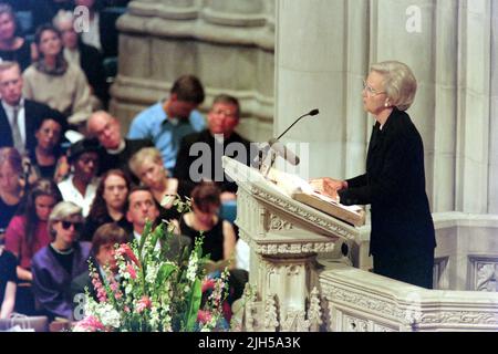 Katharine Graham, présidente du Washington Post, rend hommage à Diana, la princesse de Galles, lors d'un service de prière et de commémoration à l'occasion de sa mort à la cathédrale nationale de Washington, 6 septembre 1997, à Washington Banque D'Images