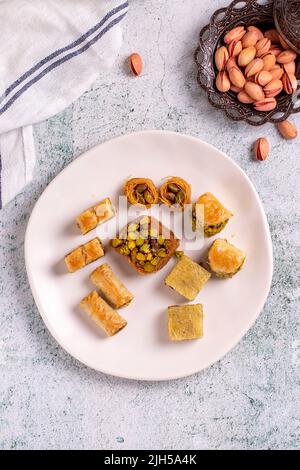 Mélanger les baklava de pistache. Assortiment de baklava pistache sur fond de pierre. Desserts de cuisine turque. Gros plan Banque D'Images