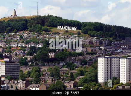 Le panneau géant érigé à Dundee Law renomme la ville de Dundee en Beanotown pour marquer le début du Dundee Bash Street Festival, qui célèbre le patrimoine de la bande dessinée de la ville. Les designers ont tiré leur inspiration du célèbre panneau Hollywood, le panneau est de six mètres de haut sur 38 mètres de long et sera vu de partout dans la ville et de l'autre côté de la Tay pour la durée du festival. Date de la photo: Vendredi 15 juillet 2022. Banque D'Images
