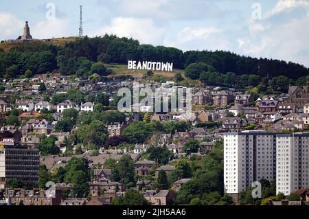 Le panneau géant érigé à Dundee Law renomme la ville de Dundee en Beanotown pour marquer le début du Dundee Bash Street Festival, qui célèbre le patrimoine de la bande dessinée de la ville. Les designers ont tiré leur inspiration du célèbre panneau Hollywood, le panneau est de six mètres de haut sur 38 mètres de long et sera vu de partout dans la ville et de l'autre côté de la Tay pour la durée du festival. Date de la photo: Vendredi 15 juillet 2022. Banque D'Images