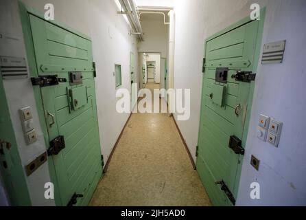 Leipzig, Allemagne. 15th juillet 2022. Les portes des salles de détention de l'hôpital de détention de Leipzig, vieux de 110 ans. Le nouvel hôpital remplace l'ancien hôpital de détention construit en 1913. Selon le ministère de la Justice de Saxe, le nouveau bâtiment a coûté environ 21,5 millions d'euros. Il peut traiter 80 prisonniers de Saxe, Saxe-Anhalt et Thuringe. Il dispose de chambres à deux lits et à un lit. Dans l'ancien hôpital de l'époque impériale, jusqu'à six patients ont été accueillis dans une seule chambre. Crédit : Jan Woitas/dpa/ZB/dpa/Alay Live News Banque D'Images