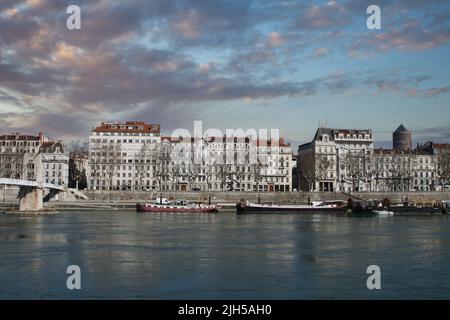 Pont de la passerelle du Collège PÉDEPESSE sur le Rhône à Lyon France en 2010. Tour de la part Dieu sur le côté droit Banque D'Images