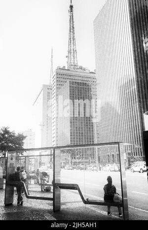 Photo en noir et blanc des navetteurs se trouvant à l'arrêt de bus, dans la célèbre avenue brésilienne - Paulista - le centre financier du Brésil. Banque D'Images