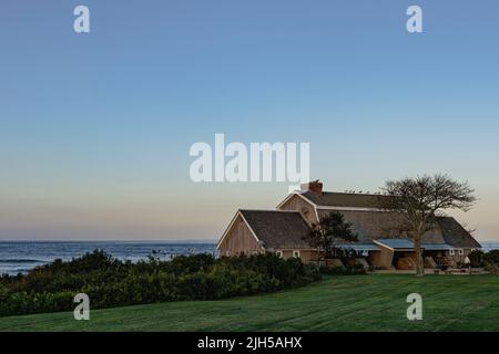 Ciel clair et herbe verte, vue sur le parc national de Montauk point dans un coucher de soleil long Island NY Banque D'Images