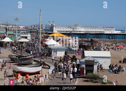 Personnes à Brighton Beach dans East Sussex. Date de la photo: Vendredi 15 juillet 2022. Banque D'Images